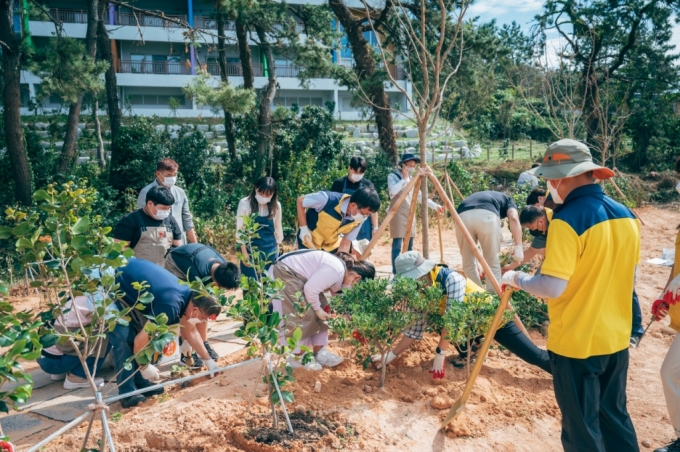 20일 전북 군산 국립신시도자연휴양림 인근 몽돌해변에서 현대차 임직원들이 국립자연휴양림관리소, 트리플래닛 임직원 및 지역 초등학생들과 함께 나무를 심고 있는 모습 /사진제공=현대차