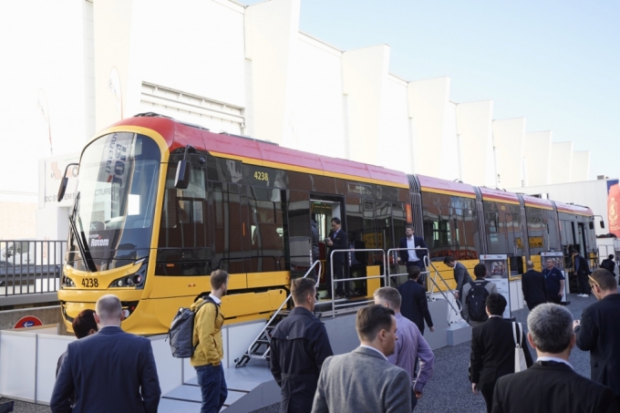 '국제 철도차량·수송기술 박람회 2022' 야외 전시관에 전시된 폴란드 바르샤바 트램 실물 /사진=현대로템