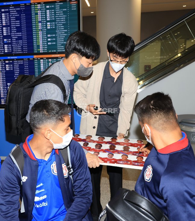 21일 오전 인천국제공항을 통해 입국한 뒤 한국 팬들에게 사인을 해주고 있는 선수들. /사진=코스타리카축구협회