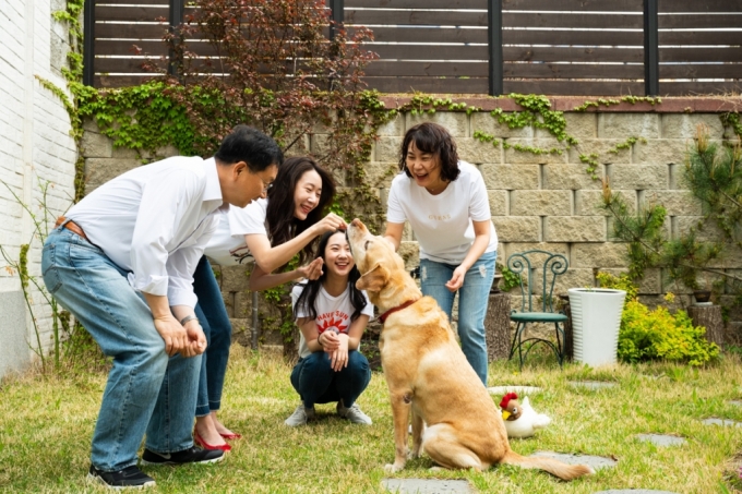 은퇴 안내견 현명이와 장정아씨 가족들의 모습. /사진제공=삼성물산 리조트부문