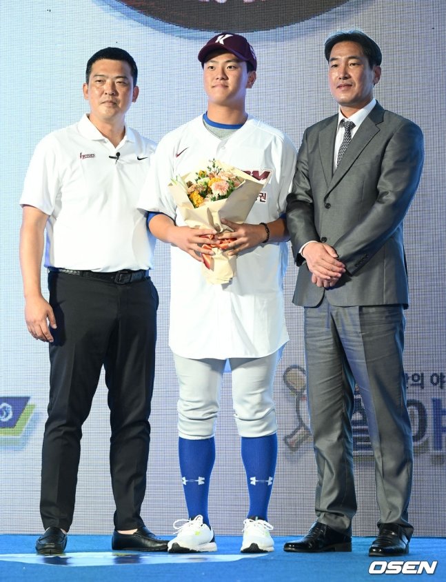 왼쪽부터 이상원 키움 스카우트 팀장, 김건희, 고형욱 키움 단장.