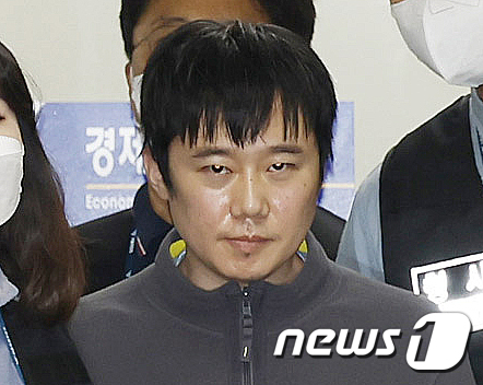 '신당역 살인사건' 피의자 전주환이 21일 오전 서울 중구 남대문경철서에서 서울중앙지검으로 송치되고 있다. /사진=뉴스1