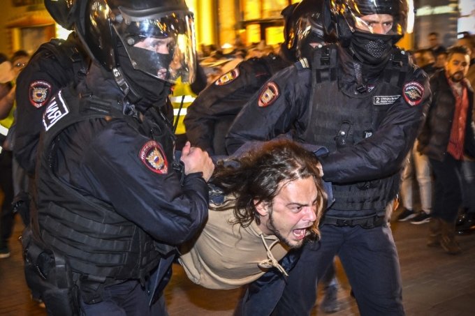 21일(현지시간) 러시아 모스크바에서 블라디미르 푸틴 러시아 대통령의 군 부분 동원령에 반대하는 시위자가 경찰에 체포되고 있다./AFPBBNews=뉴스1