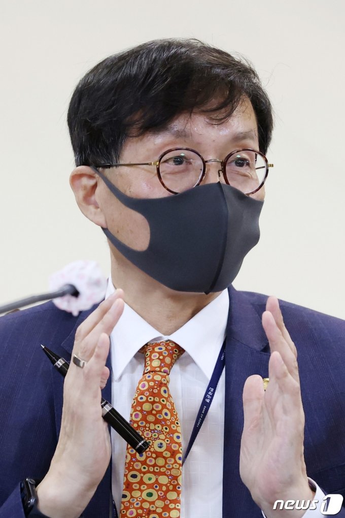 이창용 한국은행 총재가 22일 서울 중구 은행회관에서 개최된 비상거시경제금융회의를 마친 후 취재진의 질문에 답변하고 있다/사진=뉴스1