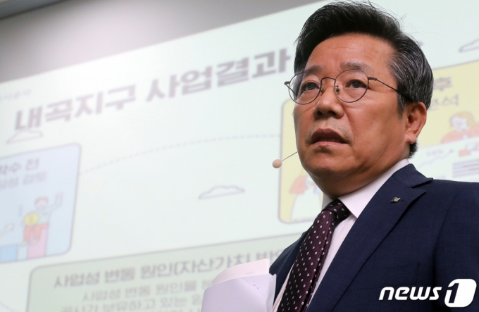 김헌동 서울주택공사(SH공사) 사장이 22일 오전 서울 강남구 개포동 서울주택도시공사에서 '내곡지구 사업결과 평가' 발표 기자회견을 갖고 있다. /사진제공=뉴스1