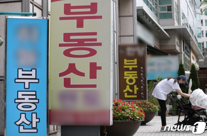 (서울=뉴스1) 이성철 기자 = 사진은 24일 서울의 한 부동산. 2022.8.24/뉴스1 Copyright (C) 뉴스1. All rights reserved. 무단 전재 및 재배포 금지.
