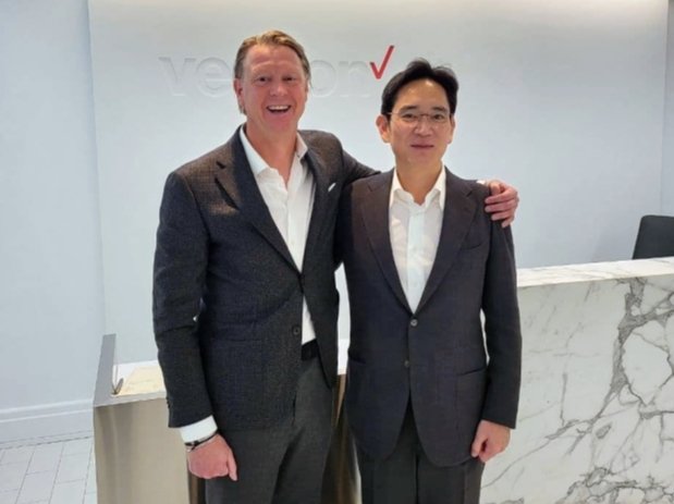 이재용 삼성전자 부회장(오른쪽)이 지난해 11월17일(현지시간) 미국 뉴저지주 버라이즌 본사에서 한스 베스트베리 CEO(최고경영자)를 만나 기념사진을 촬영하고 있다. /사진제공=삼성전자 