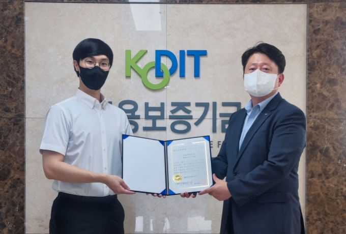 이대화 닥터테일 대표(왼쪽)가 신용보증기금 '퍼스트 펭귄 창업 기업' 선정 관련 기념사진을 찍고 있다. /사진=닥터테일 