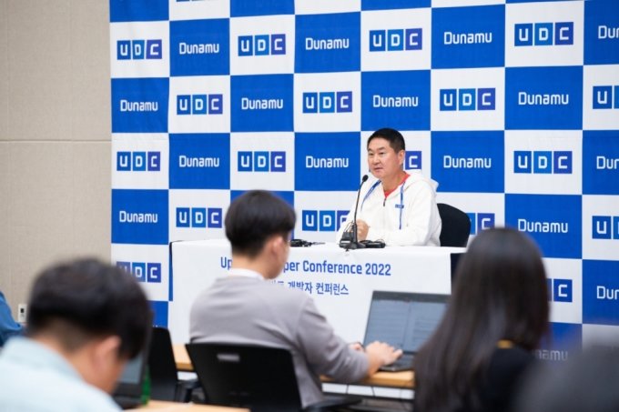 이석우 두나무 대표가 22일 부산항국제전시컨벤션센터(BPEX)에서 열린 '업비트 개발자 콘퍼런스(UDC) 2022' 에서 기자간담회에 참석, 질문에 답하고있다/사진제공=두나무