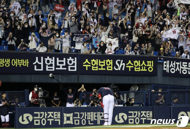 롯데 이대호가 22일 잠실 LG전에서 9회초 안타를 친 뒤 3루 쪽에 자리한 롯데 팬들을 향해 허리 굽혀 인사하고 있다. /사진=뉴스1