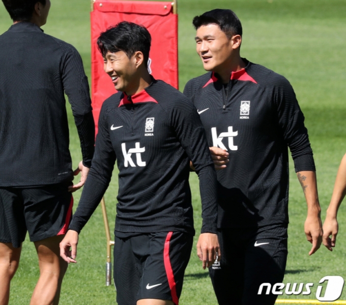 대한민국 축구 국가대표 손흥민(왼쪽)과 김민재가 21일 오전 경기 파주 국가대표 트레이닝센터(NFC)에서 훈련하고 있다. /사진=뉴스1