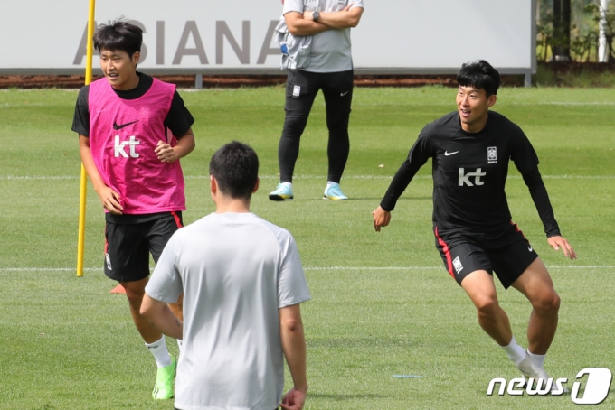 대한민국 축구 국가대표 손흥민(오른쪽)과 이강인이 20일 경기 파주 국가대표 트레이닝센터(NFC)에서 훈련하고 있는 모습. /사진=뉴스1