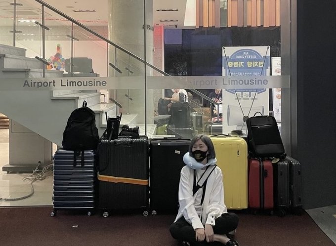 황이슬 리슬 대표가 23일 이탈리아 밀라노로 출국하기 위해 전북 전주에서 버스를 기다리고 있다./사진=황이슬 인스타그램
