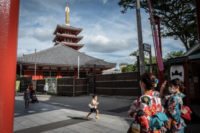 13일 나들이객들이 일본 도쿄의 유명 관광지 센소지를 찾았다./AFPBBNews=뉴스1