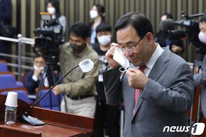 주호영 국민의힘 원내대표가 22일 오후 서울 여의도 국회에서 열린 의원총회에서 발언을 위해 마스크를 벗고 있다. (공동취재) 2022.9.22/뉴스1 Copyright (C) 뉴스1. All rights reserved. 무단 전재 및 재배포 금지.