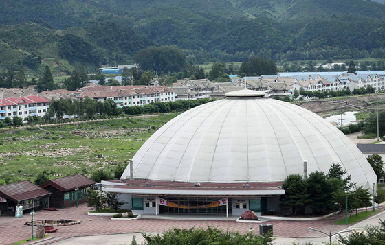 = 제21차 이산가족 상봉행사 1회차 둘째날인 21일 오전 외금강호텔에서 바라본 고성군 온정리 마을과 금강산 문화회관. 2018.8.21/뉴스1