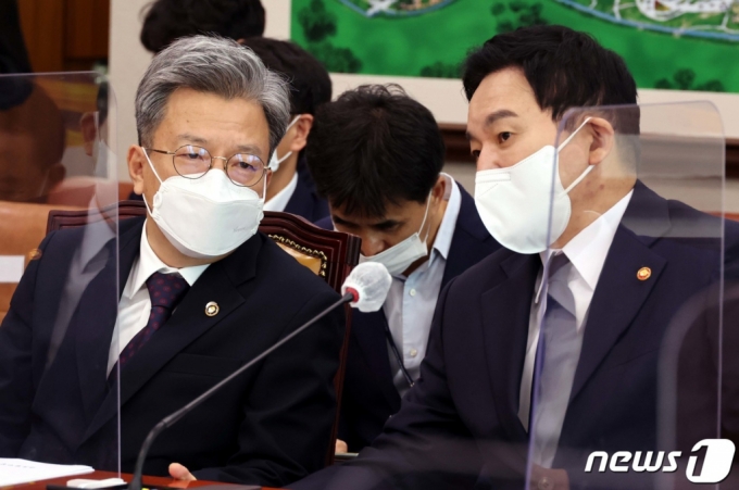 (서울=뉴스1) 이재명 기자 = 원희룡 국토교통부 장관(오른쪽)과 이원재 제1차관이 23일 오전 서울 여의도 국회에서 열린 국토교통위원회 전체회의에서 대화를 하고 있다. (공동취재) 2022.9.23/뉴스1 Copyright (C) 뉴스1. All rights reserved. 무단 전재 및 재배포 금지.