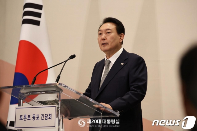 윤석열 대통령이 22일(현지시간) 캐나다 토론토의 한 호텔에서 열린 동포 초청 간담회에서 격려사를 하고 있다. (대통령실 홈페이지) 2022.9.23/뉴스1 Copyright (C) 뉴스1. All rights reserved. 무단 전재 및 재배포 금지.