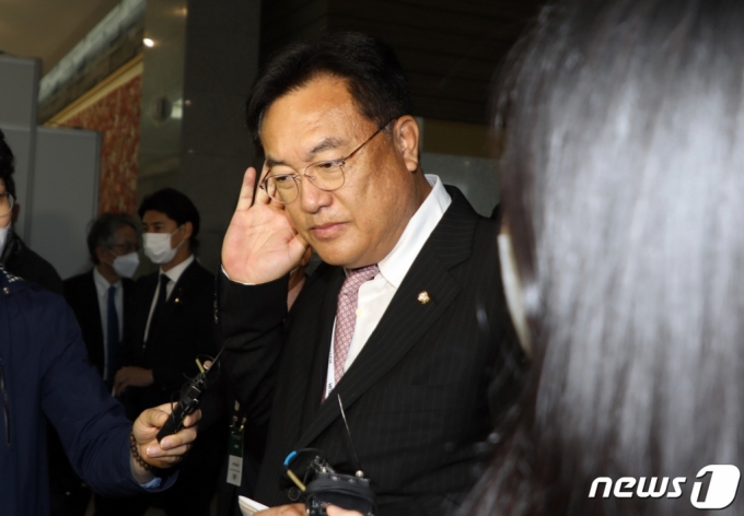 정진석 국민의힘 비상대책위원장이 15일 오후 제주 서귀포시 제주국제컨벤션센터에서 열린 제17회 제주포럼에서 취재진의 질문에 귀를 기울이고 있다.2022.9.15/뉴스1 Copyright (C) 뉴스1. All rights reserved. 무단 전재 및 재배포 금지.