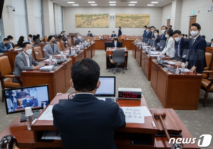 (서울=뉴스1) 이재명 기자 = 23일 오전 서울 여의도 국회에서 열린 교육위원회 전체회의에서 ‘2022년도 국정감사 증인 등 출석요구의 건’이 더불어민주당 의원들의 기립표결로 통과되고 있다. (공동취재) 2022.9.23/뉴스1 Copyright (C) 뉴스1. All rights reserved. 무단 전재 및 재배포 금지.