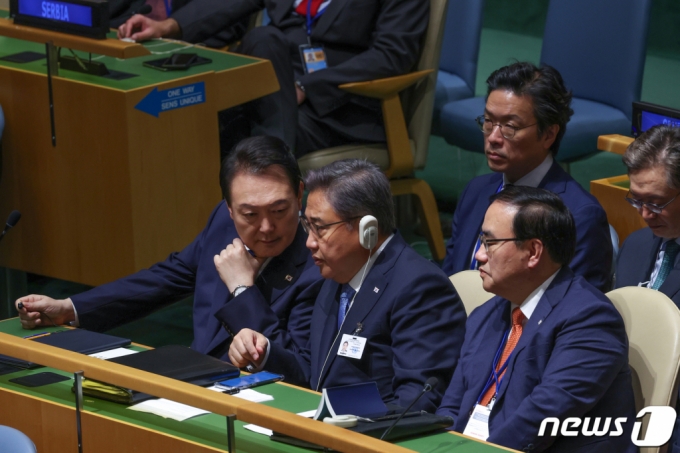 (서울=뉴스1) 오대일 기자 = 윤석열 대통령이 20일(현지시간) 미국 뉴욕에서 열린 제77차 유엔총회 첫 세션에서 박진 외교장관과 대화를 나누고 있다. (대통령실 제공) 2022.9.22/뉴스1 Copyright (C) 뉴스1. All rights reserved. 무단 전재 및 재배포 금지.
