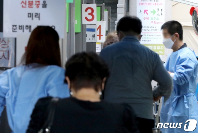 (서울=뉴스1) 장수영 기자 = 22일 오전 서울 용산구보건소 신종 코로나바이러스 감염증(코로나19) 선별진료소를 찾은 시민들이 검사를 받기 위해 줄을 서고 있다. 중앙방역대책본부에 따르면 이날 0시 기준 코로나19 신규 확진자가 3만3009명 발생해 지난주 대비 절반 수준의 확진자가 발생했다. 2022.9.22/뉴스1 Copyright (C) 뉴스1. All rights reserved. 무단 전재 및 재배포 금지.