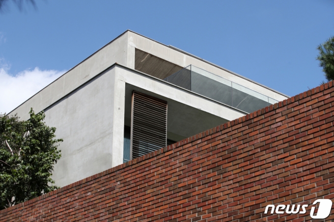 23일 오후 서울 강남구 이명박 전 대통령의 자택. 이 전 대통령은 건강상 이유로 일시 석방돼 자택에서 통원치료를 받고 있는 것으로 알려졌다. /사진=뉴스1