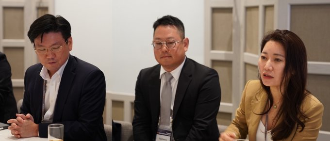 (왼쪽부터) 한상우 센토벤처스 대표, 정기욱 디지파이낸스 대표, 안태현 로드스타트 대표(상공회의소 핀테크 분과장)가 22일 싱가포르에서 국내 스타트업 투자시장에 대해 의견을 나누고 있다. /사진제공=KB금융