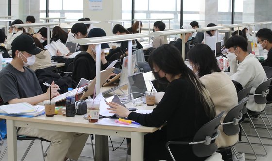 지난 4월 대전 충남대학교 도서관에서 학생들이 공부를 하고 있다. /사진=뉴스1