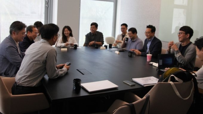KB금융 임직원들과 &#039;KB스타터스 싱가포르&#039;에 선정된 4개사 임직원들이 KB글로벌핀테크랩이 위치한 싱가포르 위워크 회의실에서 이야기를 나누고 있다. /사진=김유경 기자