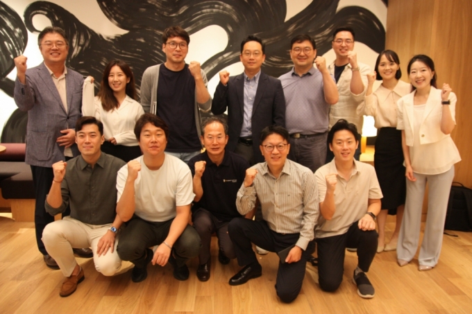 양종희 KB금융지주 부회장(앞줄 가운데)을 비롯한 KB금융 임직원들과 KB스타터스 싱가포르 4개사 임직원들이 KB글로벌핀테크랩 싱가포르(위워크)에서 화이팅을 외치고 있다. /사진=김유경 기자