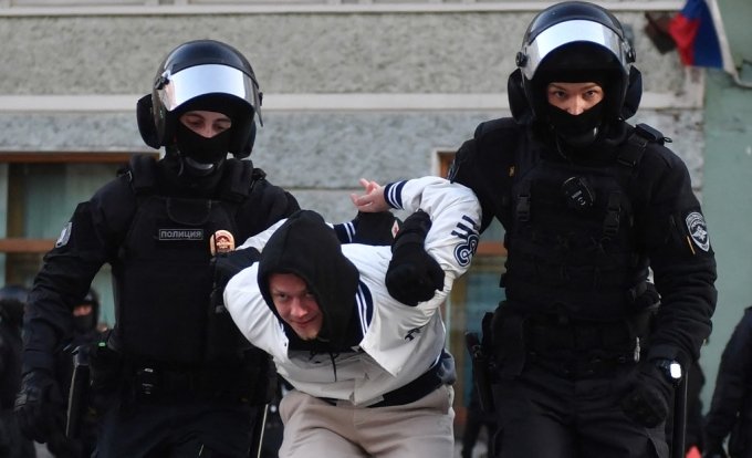 24일(현지시간) 러시아 상트페테르부르크에서 부분 동원령 반대 시위를 벌이던 남성이 경찰에 체포되고 있다./AFPBBNews=뉴스1