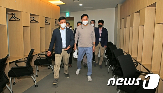 ()  㱸 KBO 簡  4 24 Ǿ߱忡  2022 KBO LG Ʈ λ  ⿡ ռ   Ŀ 캸 ִ. /=λ  (1)