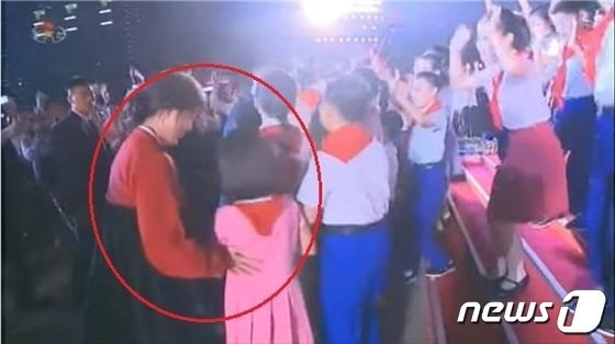 북한 조선중앙TV의 &#039;9·9절&#039; 기념공연에서 리설주가 한 소녀의 등을 토닥이는 모습(조선중앙TV 갈무리) (C) News1 