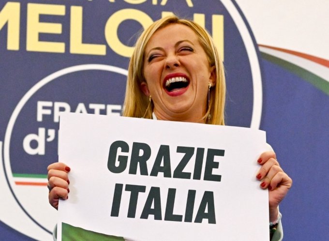 이탈리아 극우정당 &#039;이탈리아형제들(Fdi)&#039;의 조르자 멜로니 대표가 26일(현지시간)  이탈리아조르자 멜로니 2022년 9월 26일 새벽 총선 승리를 선언한 뒤 &quot;감사합니다. 이탈리아&#039;라고 적힌 플래카드를 들고 환하게 웃고 있다. /AFPBBNews=뉴스1