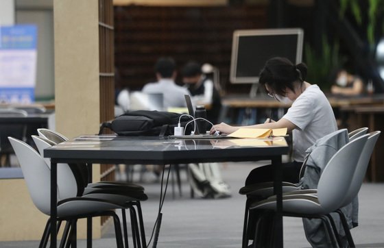 지난 5월4일 경기 수원 장안구 성균관대학교 자연과학캠퍼스 도서관에서 한 학생이 공부를 하고 있다. /사진=뉴스1