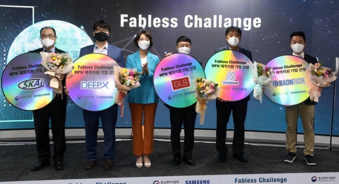 이영 중소벤처기업부 장관이 지난 7월  ‘팹리스 챌린지 대회’에서 선정기업들과 기념 촬영을 하고 있다.왼쪽부터 이강윤 스카이칩스 대표, 김녹원 딥엑스 대표, 이영 장관, 은기찬 지엘에스 부사장, 송승환 세미브레인 대표, 김보은 라온텍 대표./사진=중소벤처기업부