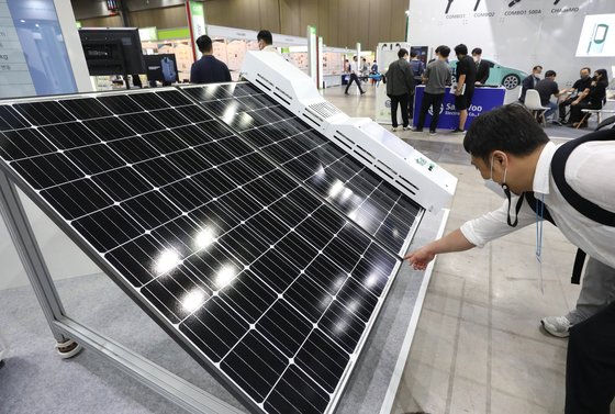 (고양=뉴스1) 송원영 기자 = 29일 경기 일산 킨텍스에서 열린 &#039;2022 세계 태양에너지 엑스포(EXPO SOLAR 2022)&#039;에서 참석자들이 태양광발전소 청소 로봇을 살펴보고 있다. 세계 태양에너지 엑스포 조직위원회가 주최하는 이번 행사는 ‘2022 세계 배터리&충전 인프라 엑스포’, ‘2022 세계 에너지저장시스템 엑스포’, ‘2022 세계 그린뉴딜 엑스포’ 등과 동시에 열렸다.  세계 태양에너지 엑스포는 국내 태양광 전문 전시회로 태양광 셀＆모듈, 태양광 생산장비, 태양광 소재 및 부품, 태양광 전력 및 발전설비, 태양광 구조물 및 설치시스템 등 각종 태양광 관련 업체들이 참석해 태양광, 에너지저장시스템, 그린뉴딜 산업을 한자리에서 파악할 수 있다. 2022.6.29/뉴스1   