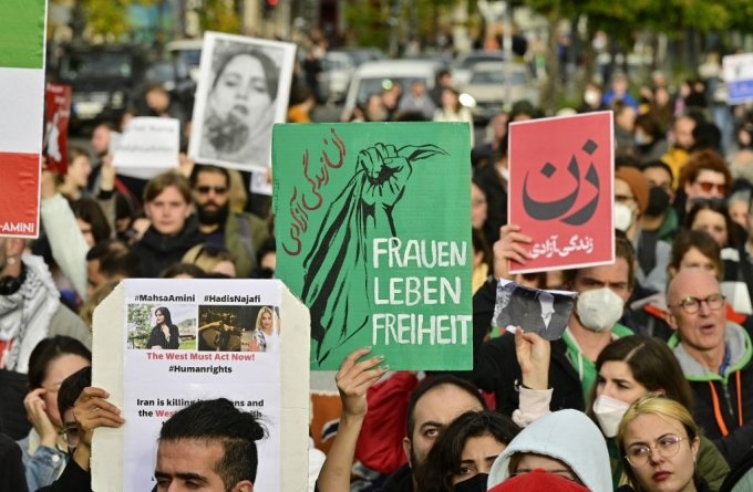 28일(현지시간) 독일 베를린에서 히잡 반대 시위가 펼쳐지고 있다. /ⓒAFP=뉴스1