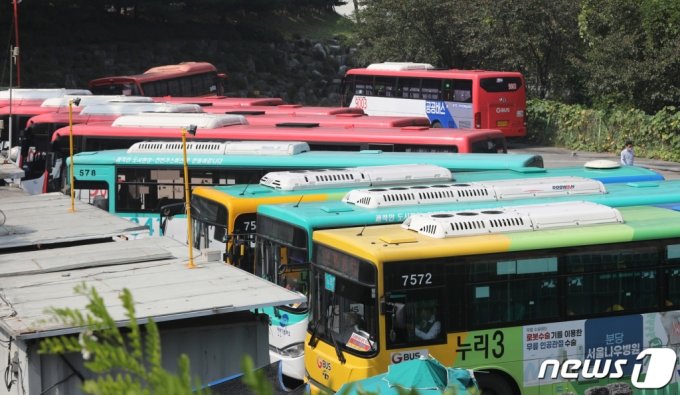 지난 29일 경기 성남시의 한 버스차고지. /사진=뉴스1