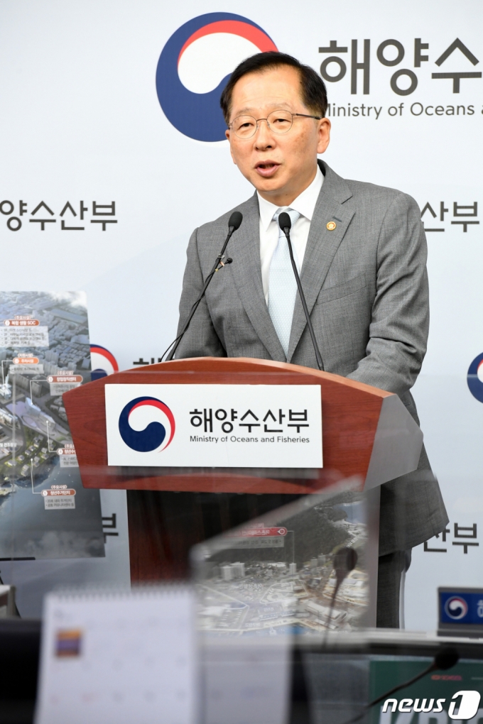 조승환 해양수산부 장관이 지난 20일 정부세종청사에서 어촌신활력증진사업 추진 방안을 설명하고 있다. /사진제공=해양수산부