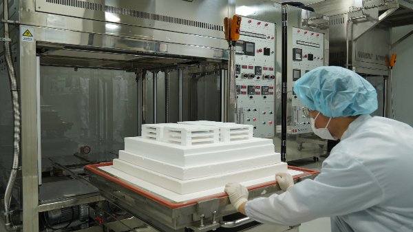 시지바이오 연구원이 노보시스 제작을 위해 가공된 세라믹 제제를 굽기 위해 가마에 넣고 있다. /사진=시지바이오