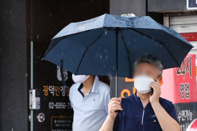 [서울=뉴시스] 권창회 기자 = 비가 내린 16일 오후 서울 종로구 한 거리에서 시민이 우산을 쓰고 이동하고 있다. 2022.09.16.
