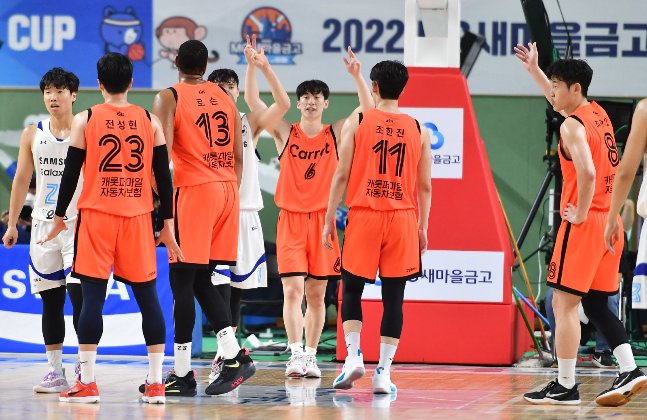 1일 통영체육관에서 열린 컵대회에서 서울 삼성전에서 승리한 뒤 기뻐하고 있는 고양 캐롯 선수들. /사진=KBL