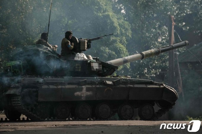 9월29일 (현지시간) 최근 우크라이나 군이 탈환한 쿠피안스크에서 병사들이 탱크를 타고 이동을 하고 있다.  /사진=뉴스1(AFP)