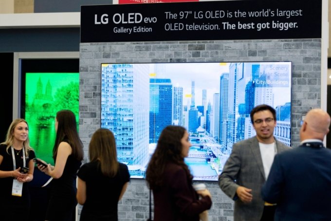미국 댈러스에서 열린 영상가전 전시회 CEDIA 2022를 찾은 관람객들이 최근 북미 시장에 출시된 LG전자 97형 올레드 TV를 살펴보고 있다./사진제공=LG전자