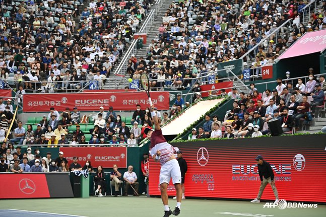2일 서울 올림픽공원 테니스경기장에서 열린 &#039;남자프로테니스(ATP) 투어 유진투자증권 코리아오픈&#039; 단식 결승에서 우승한 니시오카 요시히토(일본·가운데)가 만원 관중 앞에서 플레이를 펼치고 있다. /사진=AFPBBNews=뉴스1