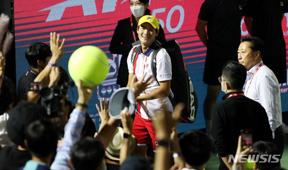 지난 달 30일 서울 올림픽공원 테니스경기장에서 열린 남자프로테니스(ATP) 투어 '유진투자증권 코리아오픈 테니스대회' 복식 8강 경기. 대한민국 권순우가 안드레 예란손(스웨덴)-벤 매클라클런(일본) 조를 상대로 승리를 거둔 후 팬들을 향해 인사하고 있다. /사진=뉴시스 제공