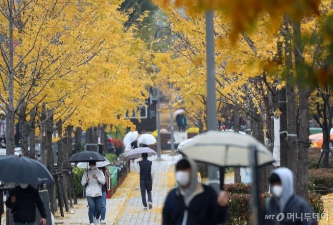 서울 마포구 경의선숲길에서 우산을 쓴 시민들이 발걸음을 재촉하고 있다. /사진=이기범 기자 leekb@