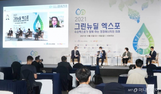 오형나 경희대학교 교수, 김건영 기획재정부 장기전략국 심의관, 앤더스 헥터(Anders Hektor) 주한스웨덴대사관, 토시 아리무라(Toshi Arimura) 와세다대학교 교수가 6일 경기 고양시 킨텍스에서 열린 '2021 그린뉴딜 엑스포' 개막총회에서 토론하고 있다. 올해 3회째를 맞는 국회 수소경제포럼 주최 머니투데이 주관 '2021 그린뉴딜 엑스포'는 6~8일까지 진행되며 수소산업과 전기차산업, 신재생에너지, 저탄소 친환경 등 그린뉴딜을 망라하는 대표 기업들이 대거 참가한다. /사진=홍봉진 기자 honggga@